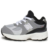 (TD) حذاء New Balance 2002R باللون الرمادي الداكن والأسود IC2002SG
