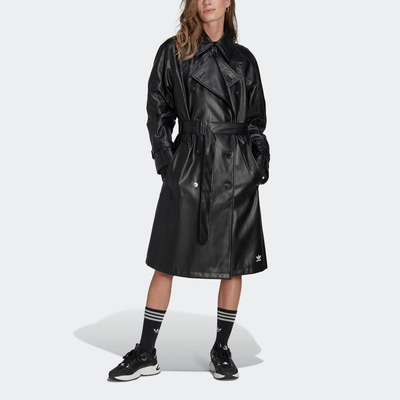 (WMNS) معطف ترنش من الجلد الصناعي adidas Adicolor Trefoil باللون الأسود II6083