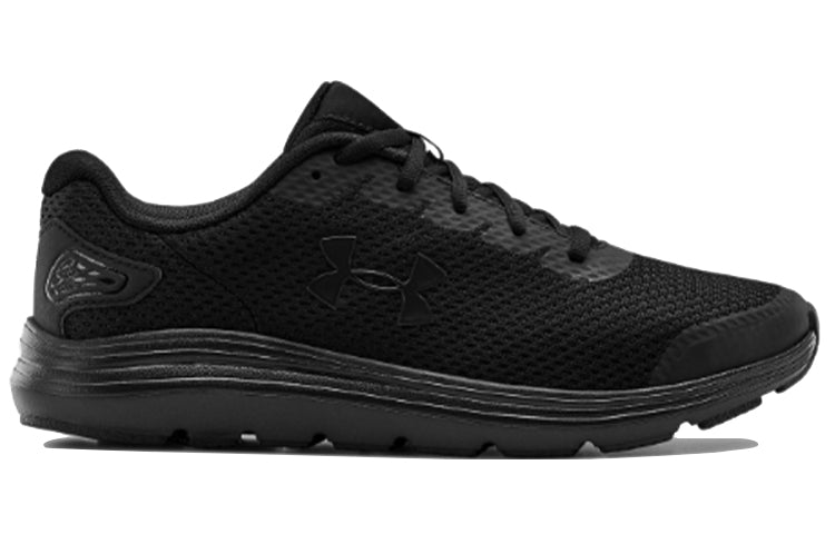 حذاء رياضي منخفض الارتفاع من Under Armour Surge مانع للانزلاق وممتص للصدمات باللون الأسود 3022595-002