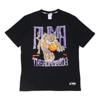 تيشيرت PUMA x The Hundreds مطبوع برقبة دائرية وأكمام قصيرة باللون الأسود 596750-01