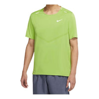 تيشيرت Nike Dri-FIT سادة اللون مطبوع عليه شعار، برقبة دائرية، وأكمام قصيرة، باللون الأخضر CZ9185-332