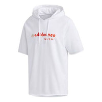 بلوفر رياضي رجالي من adidas neo بشعار مطرز وغطاء رأس وأكمام قصيرة باللون الأبيض GP5824