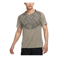 تيشيرت Nike Dri-FIT ADV Run Division Techknit Reflected Design بأكمام قصيرة للجري باللون الرمادي الزيتوني DQ4779-010