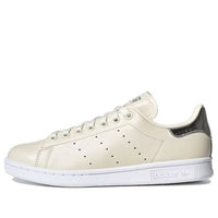 (WMNS) حذاء Stan Smith 'Off White Silver Metallic' من adidas originals FY6773