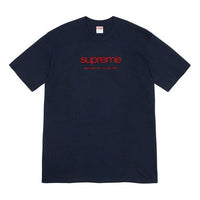 تيشيرت Supreme SS20 Week 1 Shop Tee بأكمام قصيرة وشعار كلاسيكي للجنسين أزرق داكن SUP-SS20-263