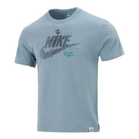 تي شيرت رياضي رجالي من Nike Sportswear مطبوع عليه شعار Plant Flowers، برقبة دائرية وأكمام قصيرة، رمادي وأزرق، DN5135-041