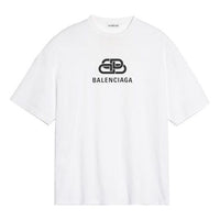 تيشيرت Balenciaga بأكمام قصيرة وطبعة أبجدية على الصدر وشعار Balenciaga باللون الأبيض 570813TEV489044