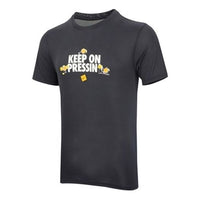 بلوفر Nike Dri-Fit مطبوع عليه أبجدية برقبة دائرية وأكمام قصيرة باللون الأسود DR7576-010
