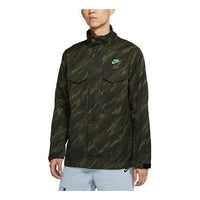 جاكيت Nike Sportswear Essentials+ M65 مموه بأكمام طويلة وياقة واقفة، لون أخضر DD4663-355