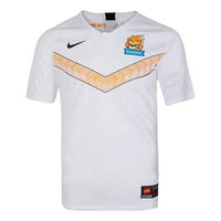 قميص رياضي كاجوال بأكمام قصيرة من Nike x LPL Crossover Suning team باللون الأبيض CV9613-101