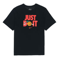 تي شيرت Nike Just Do It مطبوع عليه أبجدية برقبة دائرية وأكمام قصيرة باللون الأسود DV1213-010