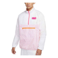 جاكيت Nike Sportswear مطبوع عليه شعار Nike Sportswear بنصف سحاب وياقة قائمة، أبيض DO6938-100