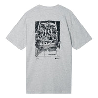 تي شيرت Nike SB Back Graffiti Funny Pattern Printing للرجال برقبة دائرية وأكمام قصيرة باللون الرمادي الفاتح DR7768-050
