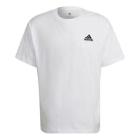 تي شيرت adidas بشعار سادة، رقبة مستديرة، فضفاض، بأكمام قصيرة، تصميم للزوجين، أبيض HE4388