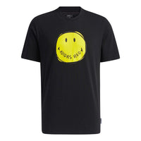 تيشيرت adidas neo M Smly 1 مطبوع عليه وجه مبتسم، برقبة دائرية وأكمام قصيرة، باللون الأسود H62013