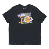 حذاء كرة سلة Air Jordan DRI-FIT NBA Los Angeles Lakers مطبوع عليه شعار فريق NBA، برقبة دائرية وأكمام قصيرة، أسود DA6629-010