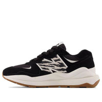 (WMNS) حذاء New Balance 57/40 "أسود أبيض" W5740APA