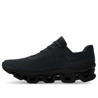 حول تشغيل Cloudmonster 'Triple Black' 61.99025