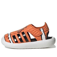 (TD) صندل صيفي مغلق الأصابع من adidas x Disney بعنوان "البحث عن نيمو" HP7755