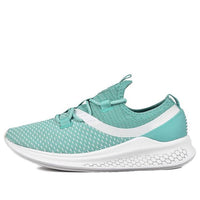 (WMNS) حذاء رياضي من سلسلة Lazr من New Balance باللون الأخضر WLAZRSM