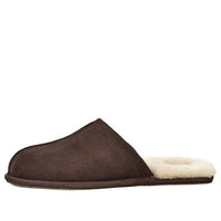 حذاء UGG Scuff Slipper مبطن بالصوف باللون البني 1101111-ESP