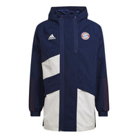 جاكيت رجالي من adidas Fcb Trv Dr Jkt Badge بغطاء رأس مطبوع عليه شعار فريق بايرن ميونخ باللون الأزرق الداكن GR0702