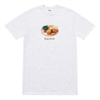 تي شيرت Supreme SS18 Chicken Dinner أبيض مطبوع بأكمام قصيرة للجنسين SUP-SS18-0046