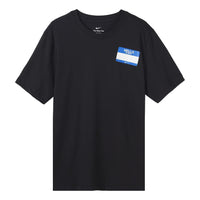 تيشيرت Nike Dri-FIT Back مطبوع عليه أبجدية كرتونية برقبة دائرية وأكمام قصيرة قابلة للتهوية للجري باللون الأسود DO0771-010