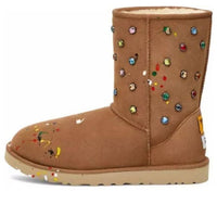 حذاء بوت قصير كلاسيكي من UGG x Gallery Dept. "كستنائي" 1166953-CHE