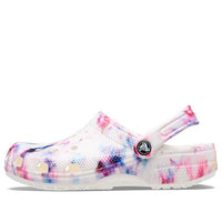 (WMNS) حذاء كروكس الكلاسيكي ذو الصبغة الرسومية "Garnet &amp; Multi" 205453-6TS