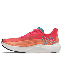 (WMNS) حذاء New Balance FuelCell Rebel v2 'Citrus Punch Vivid Coral' WFCXLM2
