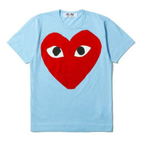 COMME des GARCONS PLAY تي شيرت بشعار أحمر باستيل "أزرق" AZ-T274-051-1