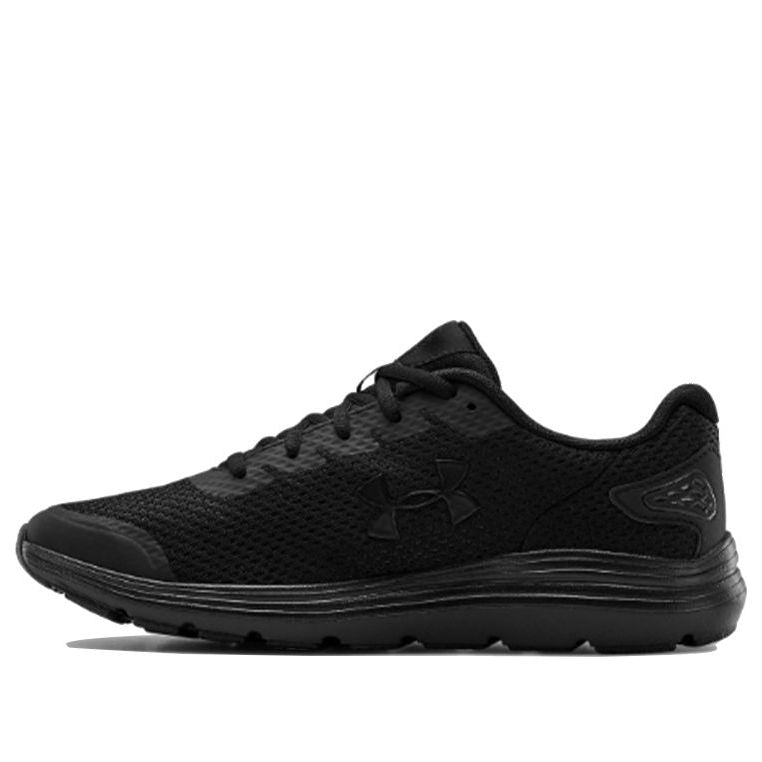حذاء رياضي منخفض الارتفاع من Under Armour Surge مانع للانزلاق وممتص للصدمات باللون الأسود 3022595-002