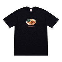 تي شيرت Supreme SS18 Chicken Dinner باللون الأسود مطبوع بأكمام قصيرة للجنسين باللون الأسود SUP-SS18-0031