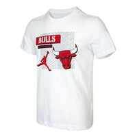 تي شيرت رياضي رجالي من Air Jordan Chicago Bulls Basketball مطبوع برقبة دائرية وأكمام قصيرة باللون الأبيض DA6611-100