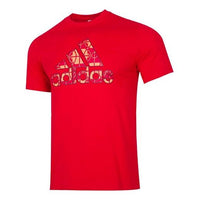 تي شيرت رجالي adidas CNY رياضي لكرة السلة بأكمام قصيرة وشعار كبير ورقبة مستديرة باللون الأحمر HE3344