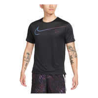 تي شيرت رجالي رياضي من Nike بشعار كبير وسريع الجفاف وياقة مستديرة وأكمام قصيرة باللون الأسود DM4812-010