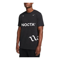 تي شيرت رجالي من Nike مطبوع عليه شعار الأبجدية بأكمام قصيرة ورقبة دائرية باللون الأسود DM1724-010