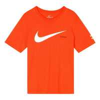 تي شيرت رجالي من Nike Swoosh مطبوع عليه شعار كبير بأكمام قصيرة ورقبة دائرية برتقالية وحمراء DB5858-891