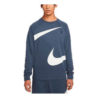 بلوفر رجالي من Nike Swoosh Ft Crew بطباعة شعار كبير ورقبة دائرية محبوكة باللون الأزرق DD6097-437