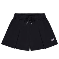 (WMNS) تنورة قصيرة صغيرة بشعار NB من New Balance باللون الأسود NVE22272-BK