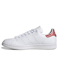 (WMNS) حذاء Stan Smith من adidas originals باللون الأبيض الكريمي والأحمر GZ9077