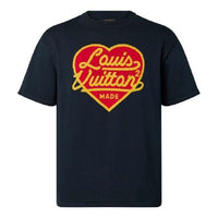 حقيبة كروس أوفر كبيرة الحجم للرجال من LOUIS VUITTON x NIGO2 LV2 SS22 بشعار Love كبير مطبوع عليه أبجدية، بأكمام قصيرة، باللون الأزرق الداكن 1A9GM1