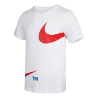 تيشيرت Nike Sportswear بطباعة شعار كبير ورقبة دائرية وأكمام قصيرة باللون الأبيض DD3350-100