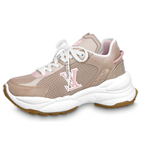 (WMNS) حذاء رياضي LOUIS VUITTON Run 55 باللون الوردي الفاتح 1ABVMW