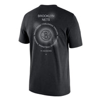 تي شيرت Nike Brooklyn Nets للرجال بطباعة هندسية وشعار برقبة دائرية وأكمام قصيرة باللون الأسود DH6732-010