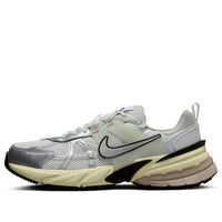 حذاء Nike V2K Run باللون الأبيض المعدني الفضي HJ4497-100