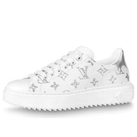 (WMNS) حذاء رياضي LOUIS VUITTON Time Out باللون الأبيض مع شعار فضي 1A8TAI