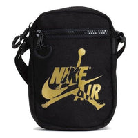 حقيبة Air Jordan الكلاسيكية الصغيرة بشعار "Black Gold" 9A0314-429