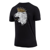 تي شيرت Nike Dri-Fit Lebron رجالي مطبوع عليه رسمة تاج حيوانية مرسومة يدويًا لكرة السلة بأكمام قصيرة باللون الأسود DR1292-011